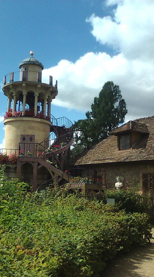 建物の説明が載っている日本語パンフを入り口でもらえます。<br />ここは…なんだったけな　スミマセン^^；<br />でも、マリーアントワネットが、宮殿よりここで過ごしたいと思った気持ち　なんだか分かります。