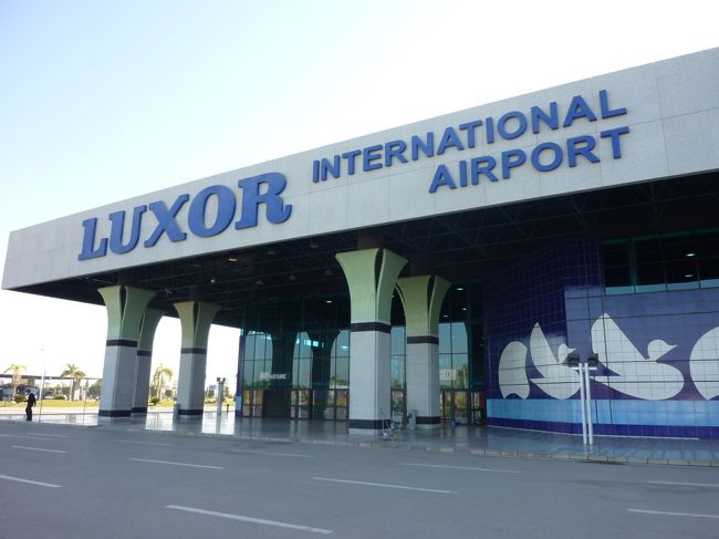 タクシーでルクソール空港へ。<br /><br />35LE.