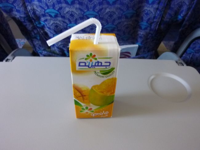 ルクソールからカイロは1時間位だったかな。<br /><br />マンゴージュースをオーダー。<br /><br />エジプト旅行始まってから3杯目(笑)<br />まだまだ飲みますよー。