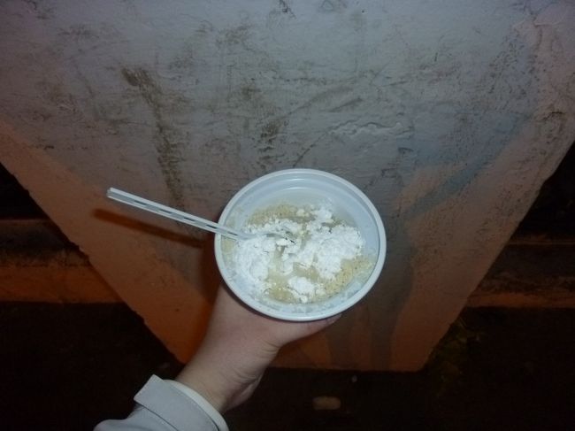 ナイル川の横で、屋台がいくつか<br />並んでいて、その中の一つで、<br />写真の食べ物を購入。<br />2LE.<br /><br />温かい小麦粉に砂糖を混ぜた?食べ物です。<br />少し、粉っぽかったです。<br /><br />私は、途中で飽きてしまい、<br />捨てるの勿体ないから、時間掛けて食べました(-_-;