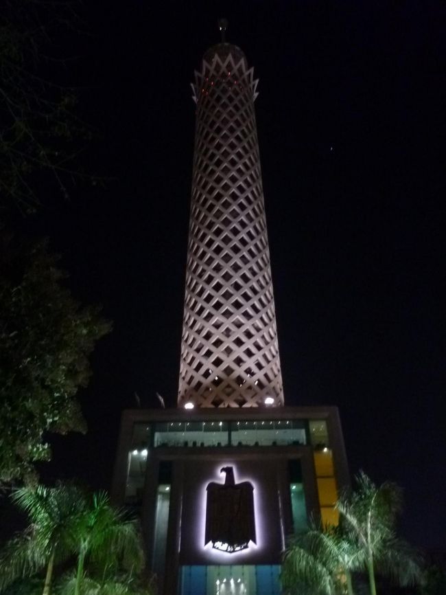 カイロタワーへ。<br />70LE.<br /><br />エレベーターボーイの方が、<br />俺の顔を見て何か言う。<br />BOY「オカマ、オカマ」<br />俺「えぇ、オカマ?何言っちゃってるの?」<br />BOYが掛けてるメガネを外して、<br />BOY「ナインティンナイン、オカマ」<br />俺「あぁ、岡村さん!そっくりじゃーん」<br /><br />かなり、岡村さんにそっくりな方でした。<br />写真を記念にお願いしようとしたのですが、<br />エレベータが上に着いてしまい、撮れなかった。<br /><br />それにしても、似てたなぁ。<br /><br />岡村さんと東野さんが、旅猿でカイロタワーを<br />訪れる事を期待します。