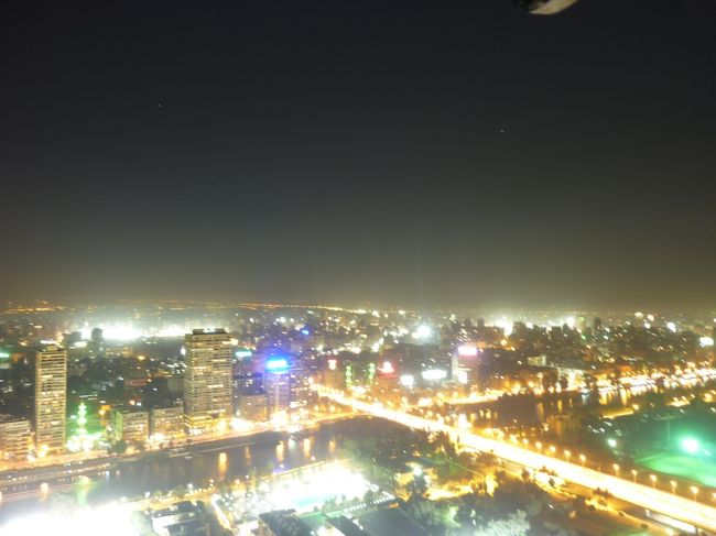 カイロの夜景その一。<br />大渋滞の街並みも、上から見たら綺麗でしょ。