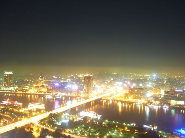 カイロの夜景その三。<br /><br />カポー達に紛れ、男一人、<br />夜景を十分に堪能し、カイロタワーを後にした。