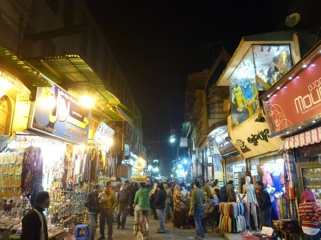 アスワンのスークより、<br />全然大きかった。<br /><br />俺の顔見ると、<br />「見るだけタダね。」<br />「チョットマッテクダサイ。」<br />「コレハ爆安。」<br /><br />様々な日本語が片言で飛んできました。<br />アクセサリーやら、香辛料、日用品、<br />シーシャ(水タバコ)、下着etc...<br />なんでもありましたね。