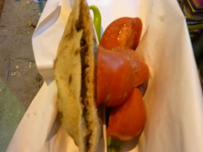 1時間程歩き、迷う(-_-;<br /><br />とりあえず、道を訊きまくって、<br />なんとか車の通りへ出た時は<br />本当にほっとした(￣ー￣)。<br /><br />お腹すいたので、屋台で写真の食べ物を購入。<br />3LE.だった。<br /><br />青唐辛子が辛すぎー(>_<)<br />トマトにもスパイス掛けてたね。<br />食べ終わった後、スパイスの刺激で、<br />唇が1.5倍位に膨れた。<br />