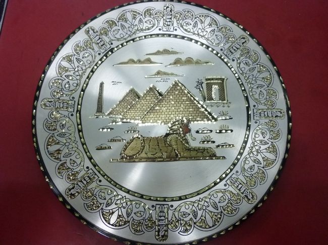 今度は、ハン・ハリーリの宝石やら金を扱う<br />お店をウィンドーショッピング。<br /><br />してたら、サッカー日本代表のユニフォームレプリカを<br />着た、日本語ペラペラのイケメンエジプト男性登場。<br /><br />銅盤やら、金やら、指輪やらを扱うお店を<br />お父さんが経営していて、店番してるとの事だ。<br /><br />写真の銅盤を800LE.から値切って400LE.で購入した。<br /><br />400LE.も本当にするのか微妙だけど、<br />一目惚れしたデザインだったので、<br />値段はあまり気にならなかったかもー。