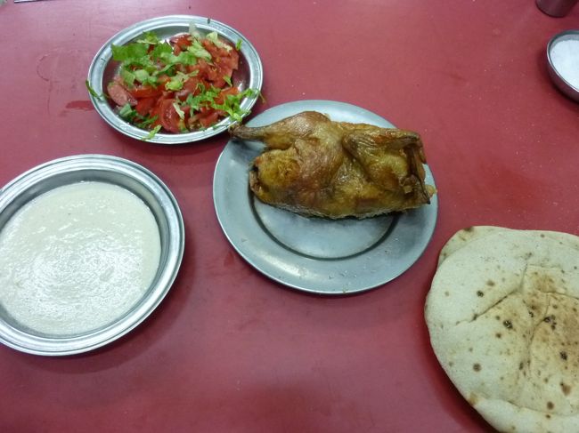 鳥の丸焼き(半分)とサラダで16LE.<br /><br />お腹一杯になって宿に戻った。<br /><br />こうして旅の4日目が終了。<br />旅は、黒砂漠と白砂漠ツアー編へと続く。。。