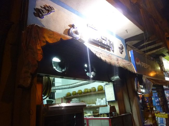 ハン・ハリーリで買い物を楽しんだ後、<br />22:00頃、タクシーでタハリール広場に戻った。<br /><br />写真のお店は、宿近くにあって、<br />店頭で鳥肉がこんがり焼かれていて<br />めちゃ美味そうだったので即決。