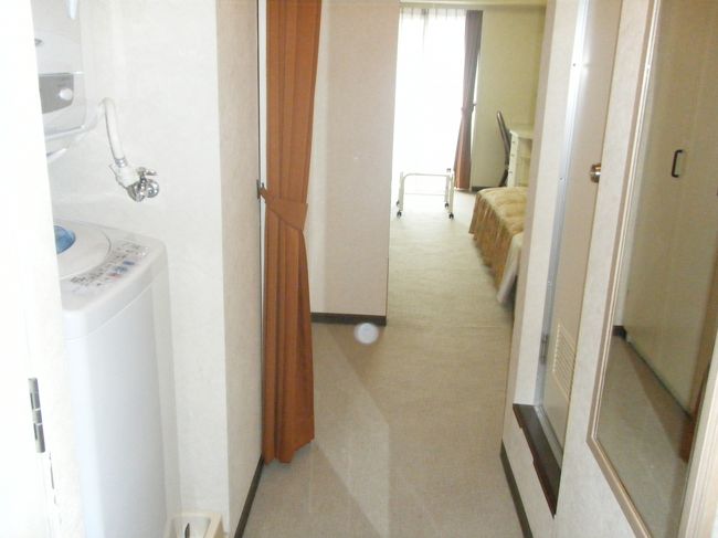 ホテルは北１８条のサッポロメッツ。外観は古びてて安い感じのビジネルホテルだけど、部屋は洗濯機もキッチンもあってマンスリーマンションのようだった。まあ１泊じゃあんまり活用できないけど…。 <br />