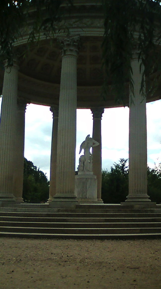 結構、時間は使いますので忙しい旅行には難しいかもしれませんが、是非是非ゆっくりと訪れてもらいたい場所です♪　たくさん歩いてお腹のすいた私たちは、プティ・トリアノンの出口にあるラデュレでサンドイッチとマカロンを食べて帰りました〜（もちろんプティ・トランで…^^；）