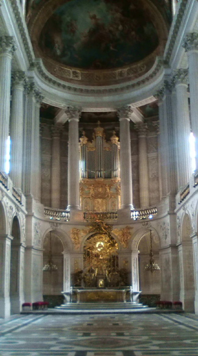 入ってすぐにオーディオガイドを貸してくれるところがあったので、ゲット。ここのオーディオガイドは無料なのを下調べしてあったので〜☆<br />最初の見学スポット　宮殿内の王室礼拝堂。