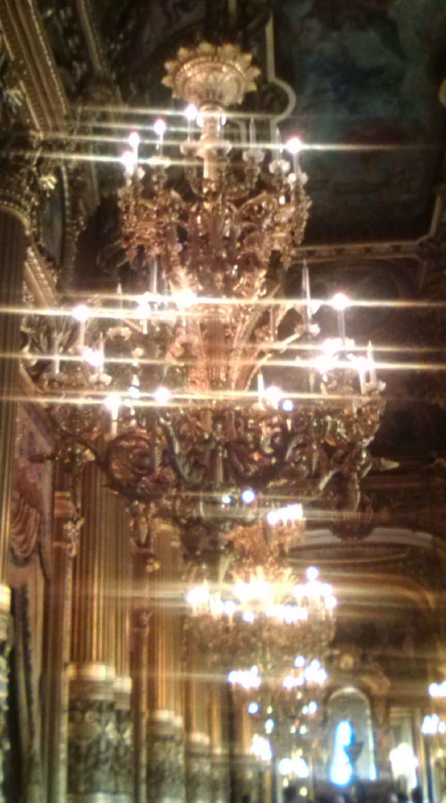 鏡の回廊。　シャンデリアがきらんきらんしてました。<br />でも観光客が途絶えることはないので、回廊の写真を撮るのは難しい〜