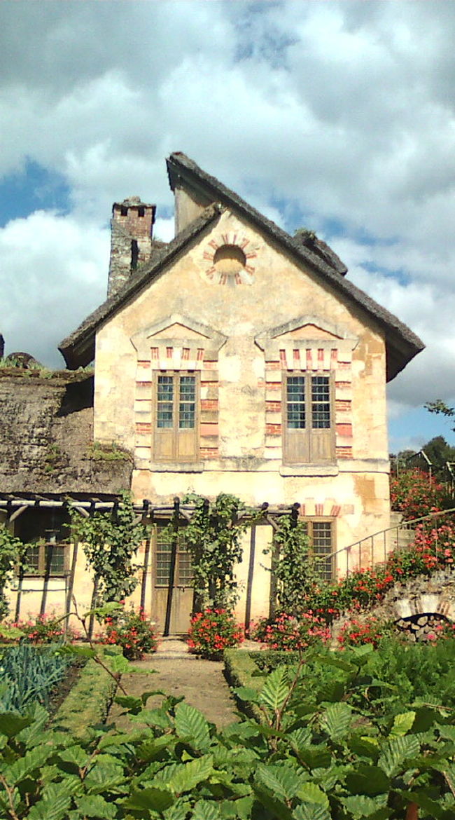 大きな池や、緑の小道…　わざと先々まで見渡せないようにつくってあるのでしょうか？小道を抜けていくと、次の景色が。といった具合にゆっくりと散歩しながら楽しむにはとてもよい場所です^^