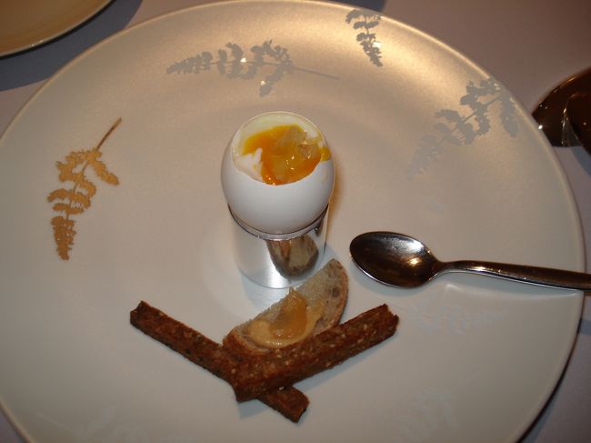 ミッシェル・ブラスで。<br />卵の前菜です。<br />手前のトーストをつけて食べます。<br />濃厚でおいしい！