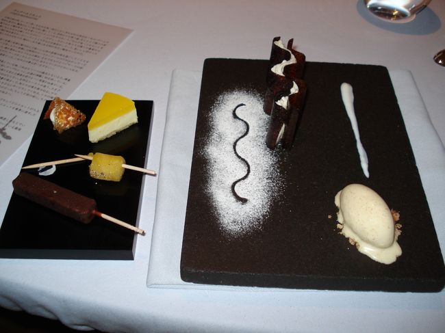 さらにお菓子とアイスクリーム。<br />もうお腹いっぱい。