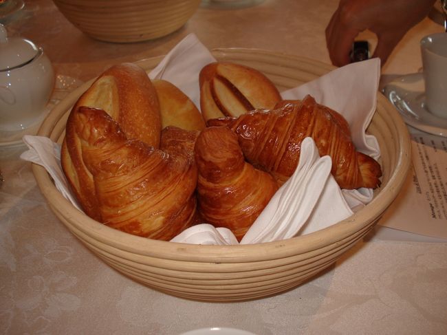 翌日の朝食。<br />パンはたくさん種類がありました。