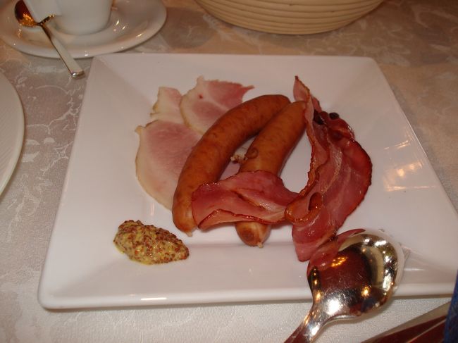 ソーセージ、ベーコン、ハムの盛り合わせ。