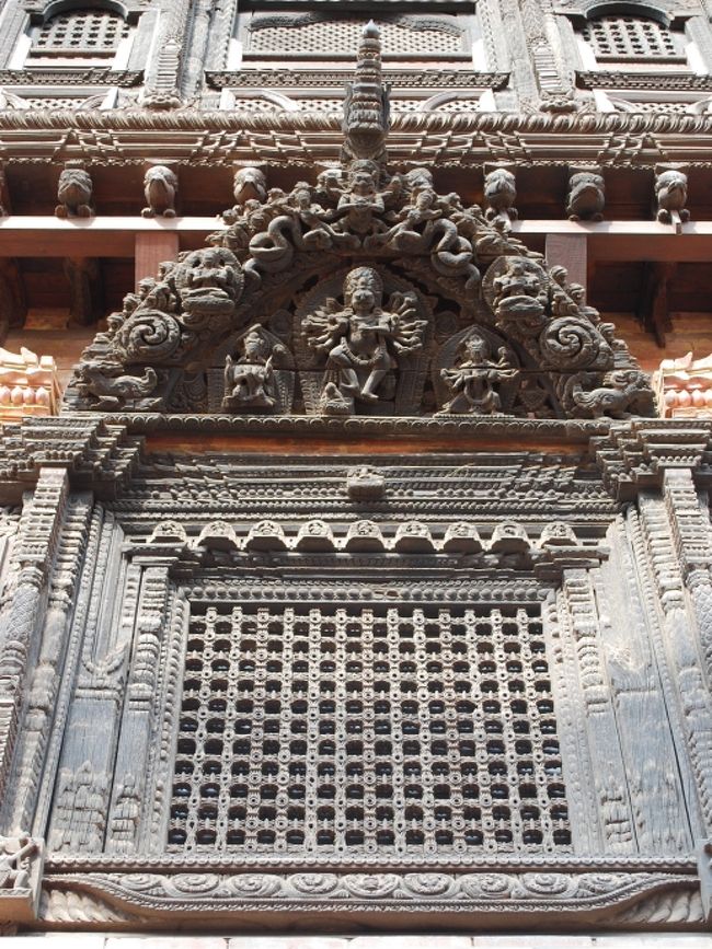 広場に入ってみましょう。<br /><br />５５窓の王宮。見事な木彫りの窓枠。バクタプルは木彫でも有名な街。