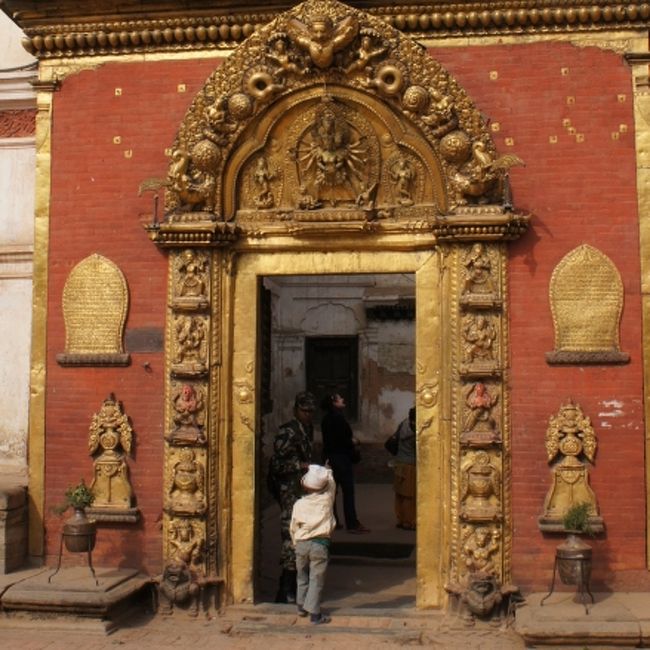 旧王宮への入り口、ゴールデンゲートです。<br />兵隊さんが警備していますね。<br /><br />破風の彫刻アップ写真はこちらをどうぞ。<br />（バクタプル　祈りの風景）<br />http://www.my-cosmos.jp/mypage/weblog/blog/8/65692