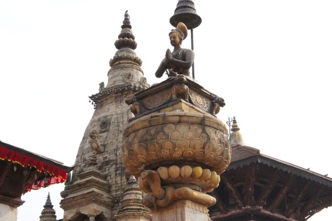 王宮に向かって祈りをささげているのは、ブパティンドラ・マッラ王。