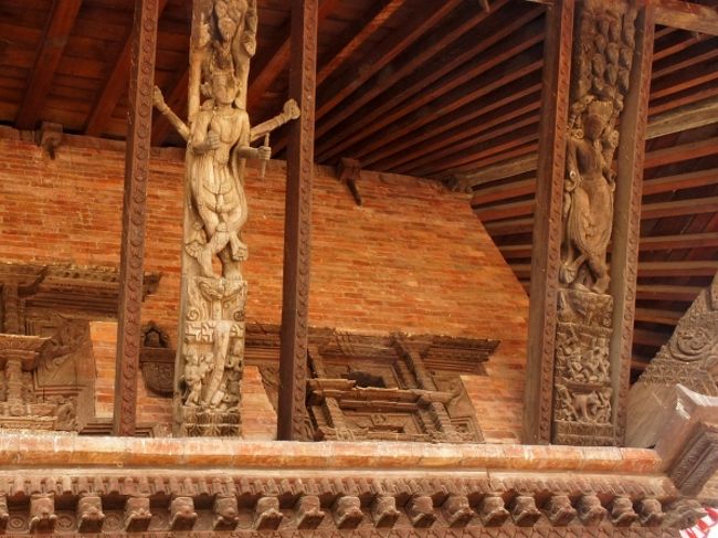 パシュパティナート寺院は、屋根を支える柱の彫刻が特徴的でした。