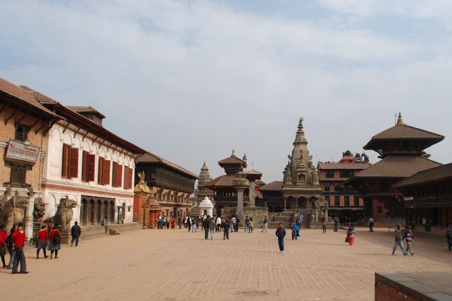 ダルバール広場の全景。<br /><br />手前左側が旧王宮。今は国立美術館になっていますが入場しませんでした。