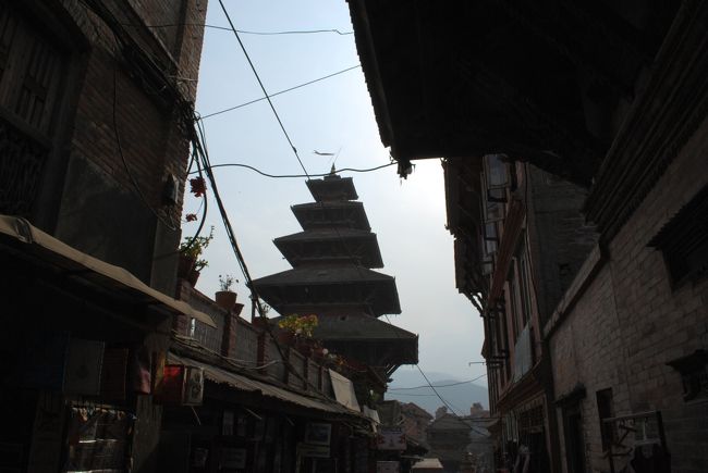 路地の奥、五重のニャタポラ寺院が見えてきました。18世紀の初めに建てられたもの。