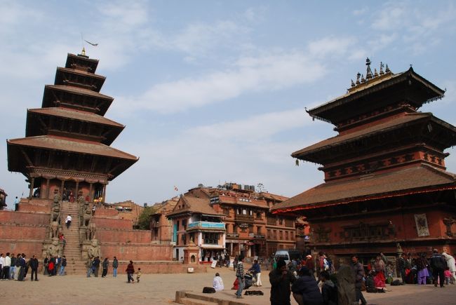 トウマディ広場。ニャタポラ寺院と、右がバイラヴナート寺院。