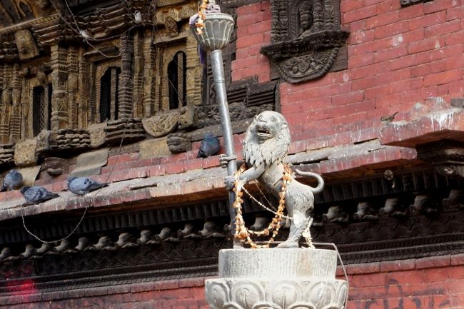 バイラヴナート寺院の前、旗を持つ獅子。<br /><br />これだけ見ると、なんだかベネチアみたいな感じですね。