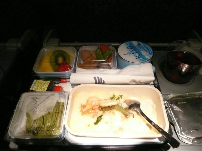 ２回目の食事。<br />メニューは事前に調べていたので、さっぱりお粥を選択。<br />シーフードを頼むと、天丼という罠ｗｗ<br />海老さんが入っていたから、これもシーフードだよねｗｗ