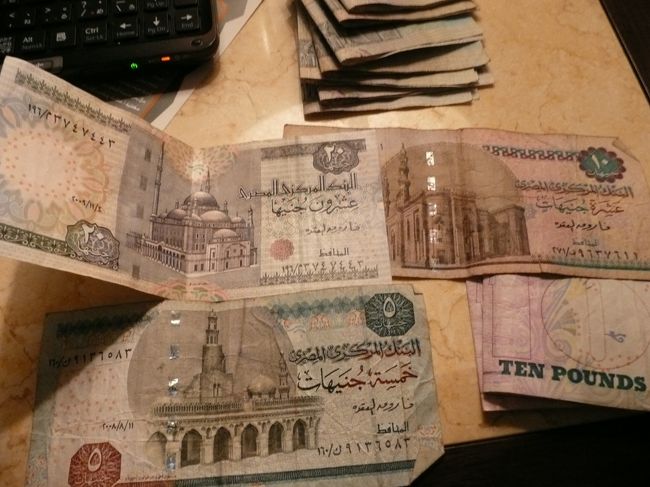 無事カイロに到着。<br /><br />ひとまず現地のお金に両替。<br />ドルでも買い物ができるけど、トイレチップが必要だしね。<br /><br />銀行は２つあり。<br />日本円からは、１つだけ。しかも１万円からしか両替できない。<br />いきなり１万円も両替したら、高額紙幣ばかりになってしまうではないかｗ<br />それに使い切れないかもしれないじゃん！<br />なので、２０＄で両替。<br />しかも窓口が空いてるので、ドル両替オススメ。<br />足りなくなったらホテルでいつでも両替可能だしね。<br />１ポンドコインが１つだけだったので、５ポンド紙幣を細かく変えてもらう。<br />兄ちゃん嫌がらずにやってくれた！　ショコラン（ありがとう）！！<br />これで６回はトイレに行けるｗ