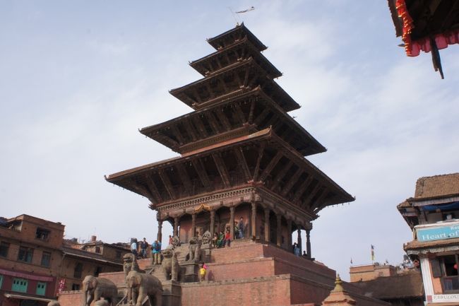ニャタポラ寺院。高いですね。カメラに収めるのに苦労しました。
