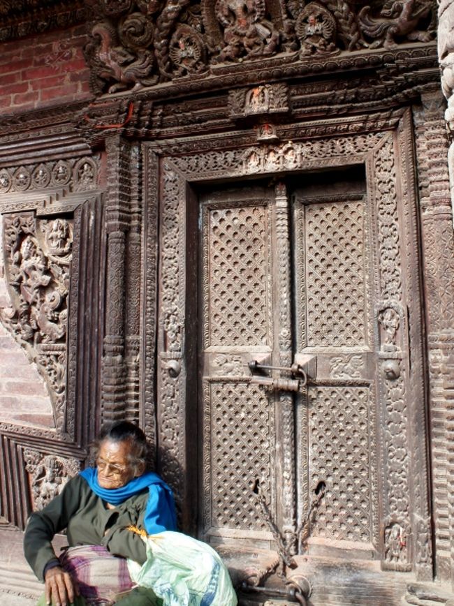 寺院の中には入れません。