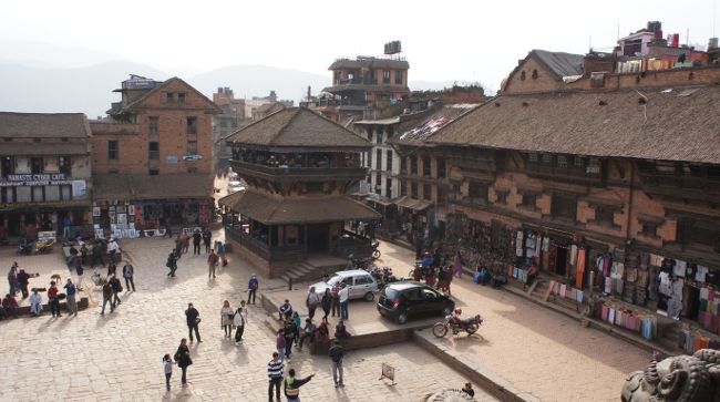 上からのトウマディ広場の眺め。<br /><br />車やバイクがなければなあ、と思うのは観光客の身勝手ですね。