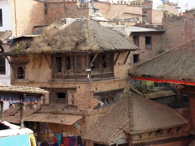 バイラヴナート寺院の横には、今にも崩れそうな家。<br /><br />でも１階は、お土産物屋さんとして活躍しているようです。