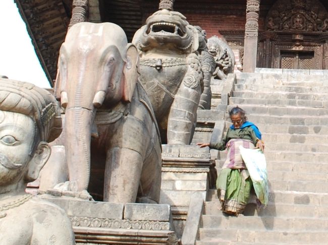 さて、そろそろ下りて、街を散策しましょう。<br /><br />先ほど上にいた老女も下りてきました。