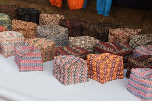 街の散策。寺院のそばはお土産物屋さん。<br /><br />これは、ネパール男性の正装に欠かせないトビーという帽子です。いろんな色柄がありますが、手前の淡いピンクのものをかぶっている人が多かったようです。<br /><br />流行っているのかしら。