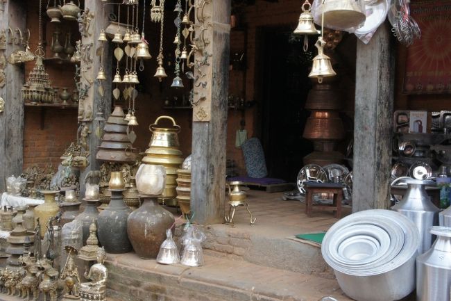 その先の金物屋さん。<br /><br />左はお土産もののようですが、右側には普段使いの水がめや盥。生活感が出てきました。