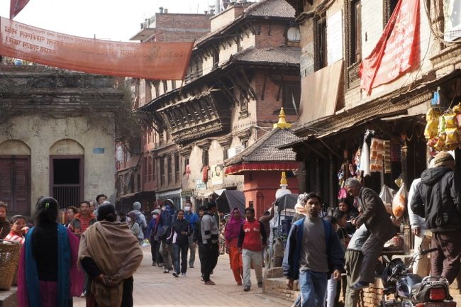 街の風景。地元の方で賑わっています。<br /><br />食べ物を扱うお店の様子はこちらもどうぞ。<br />http://www.b-shoku.jp/modules/wordpress/?author=8&amp;p=178519