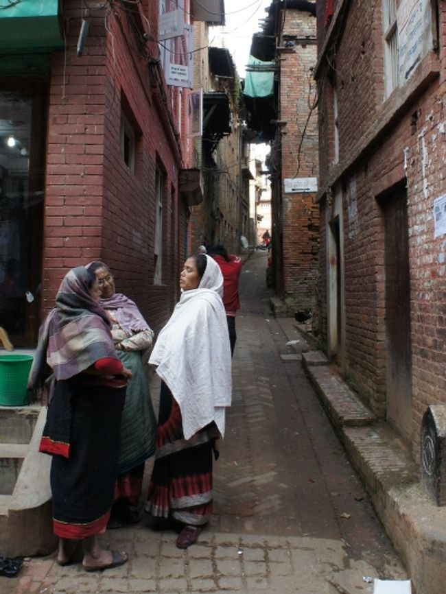 ふっと路地に入ると、そこには普段の姿が。<br /><br />細い道が迷路のように続いています。