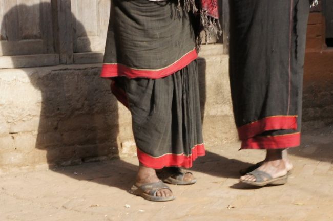 ネワール族の一定以上の年齢の女性は、足に入れ墨を入れているのだとか。<br /><br />たしかに、細い線の入れ墨が見えました。（写真はピンボケ）