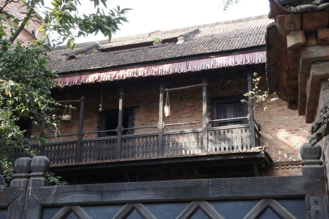 さらに奥へ。<br /><br />立派な家です。軒先には大根が干されていました。