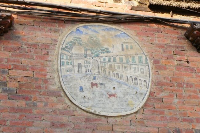 ぐるっと回って、目抜き通りに戻りました。<br /><br />壁に絵が入った家。<br /><br />この家の三階の窓から、女性が顔をのぞかせていました。<br />（古都バクタプル散策　〜くつろぐ人々）<br />http://www.my-cosmos.jp/mypage/weblog/blog/8/65691