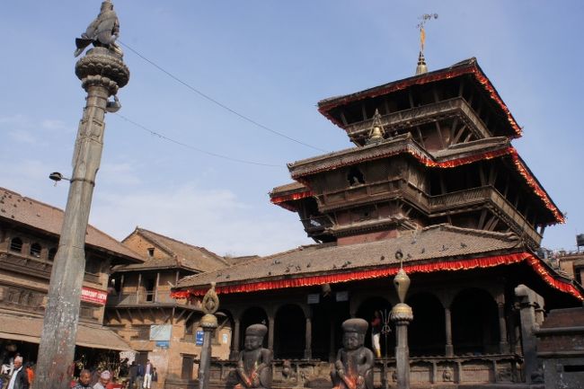 タチュパル広場の中央には、ダッタトラヤ寺院。1427年建立の古いお寺です。<br /><br />向かい合って、ガルーダの像が石柱の上に。