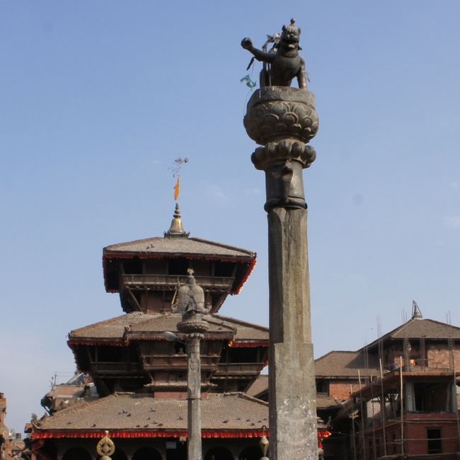 こちら側の石柱の上は、狛犬？