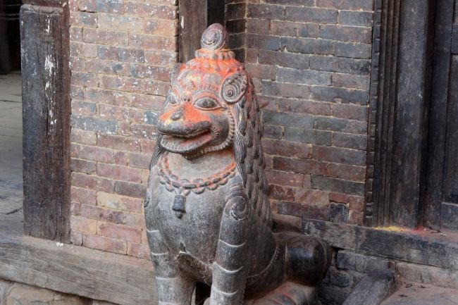 こちらは、愛嬌がありますね。<br /><br />タチュパル広場、ダッタトラヤ寺院の反対側に建つ、ビムセン寺院の狛犬<br />？です。