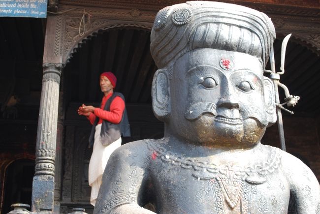 ダッタトラヤ寺院を守る戦士の像とお寺の人。