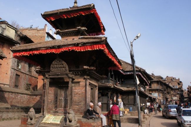 タチュパル広場の風景。祠の前にはおじいさんたちがくつろいでいました。