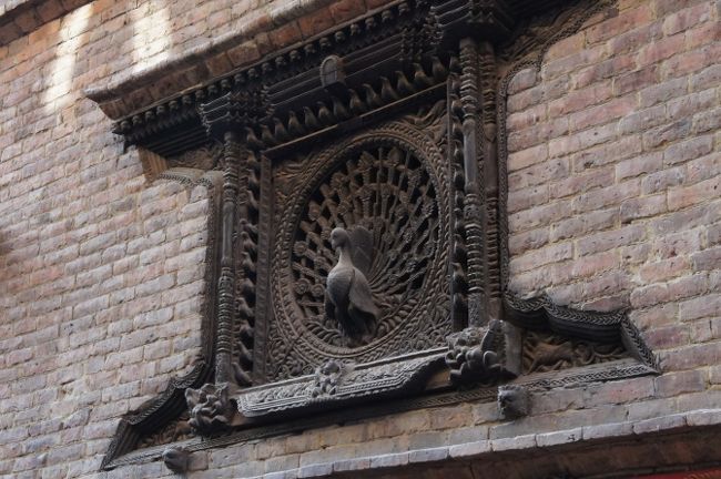 バクタプルは、木彫でも有名。特に傑作とされているのが、この孔雀の窓です。