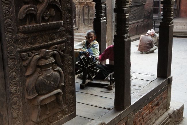 さて、また裏道を通ってもどります。<br /><br />祠のある広場で、おばあさんたちが糸を紡いでいました。<br />写真を撮っていいかと聞くと、手招きして、ポーズをとってくれました。<br />（古都バクタプル散策　〜働く人々）<br />http://www.my-cosmos.jp/mypage/weblog/blog/8/65690